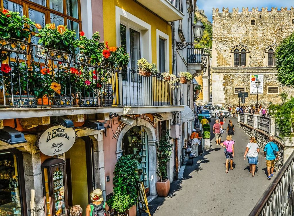 Rua comercial em Taormina
