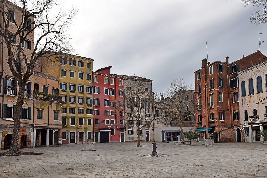 Vista do gueto de Veneza. Edifícios com muitos andares e tetos baixos.