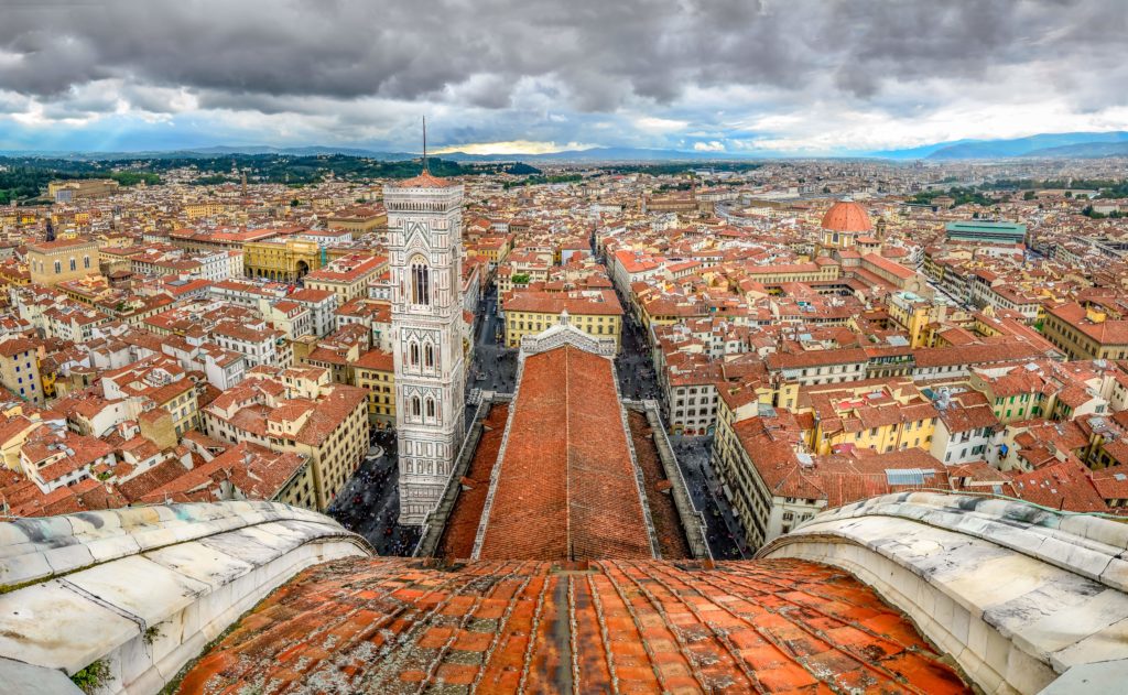 Visão panorâmica de Florença a partir da Cúpula de Brunelleschi. À Esquerda é possível avistar o Campanário de Giotto, Pisano e Ghini