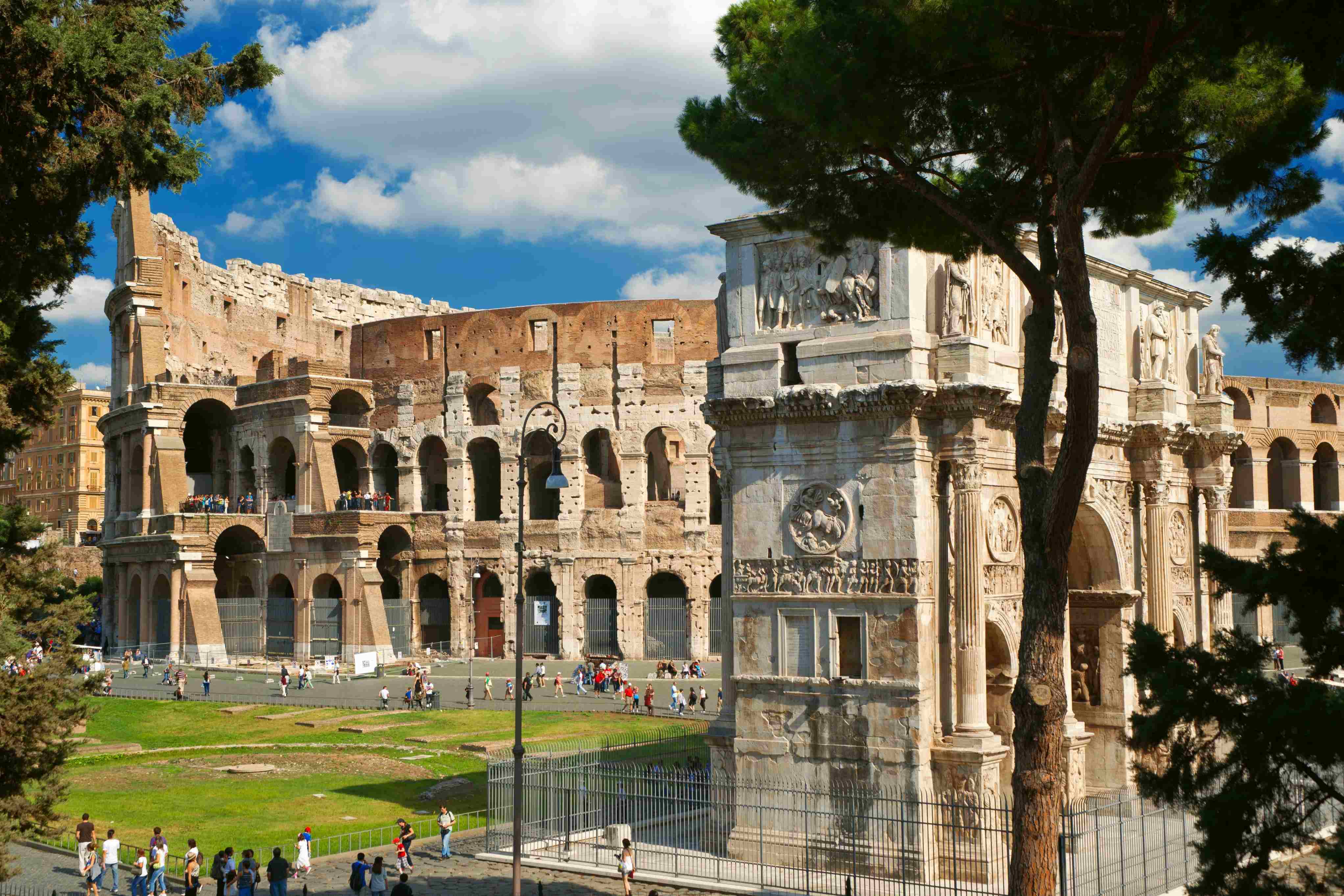 Arco de Constantino e Coliseu - Roma. Foto: Maugli-l / Bigstock