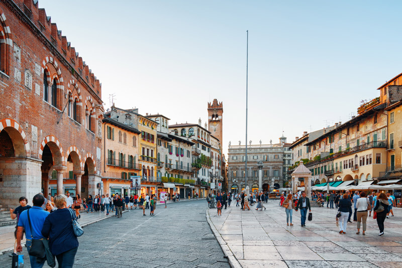Piazza delle Erbe - Verona. Foto: Efired / Bigstock