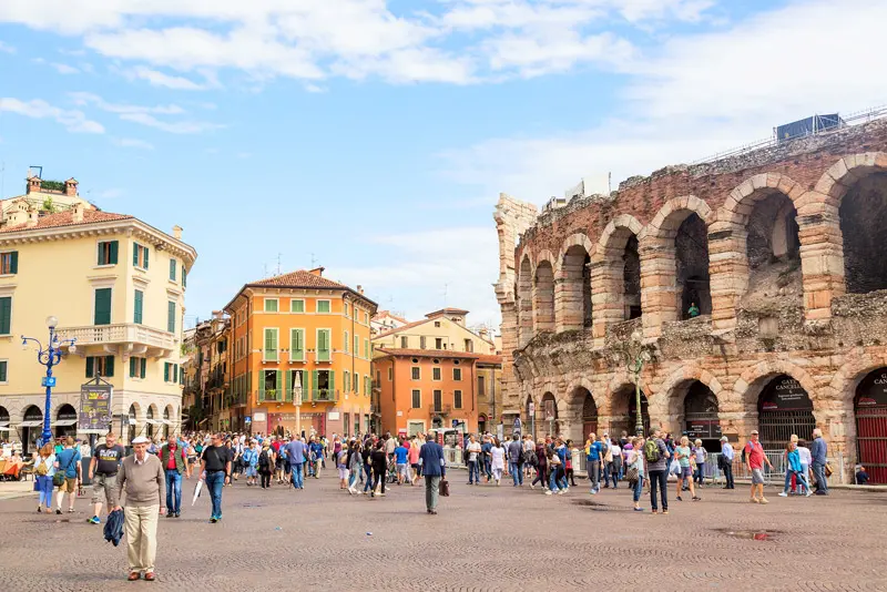 Uma visita à Arena de Verona na Piazza Bra - Panorama de Viagem