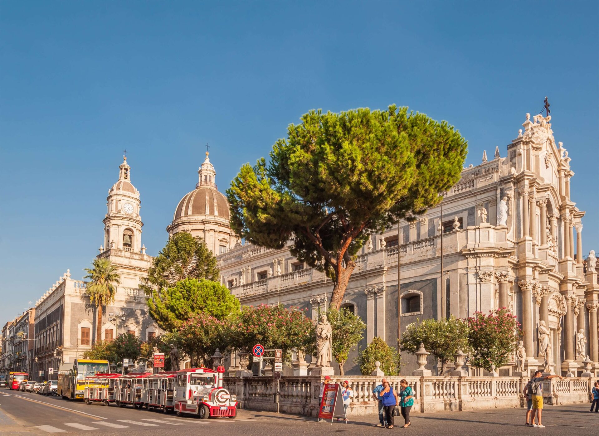 Piazza del Duomo com a Cathedral de Santa Agatha - Catania. Foto: Frog Dares / Bigstock