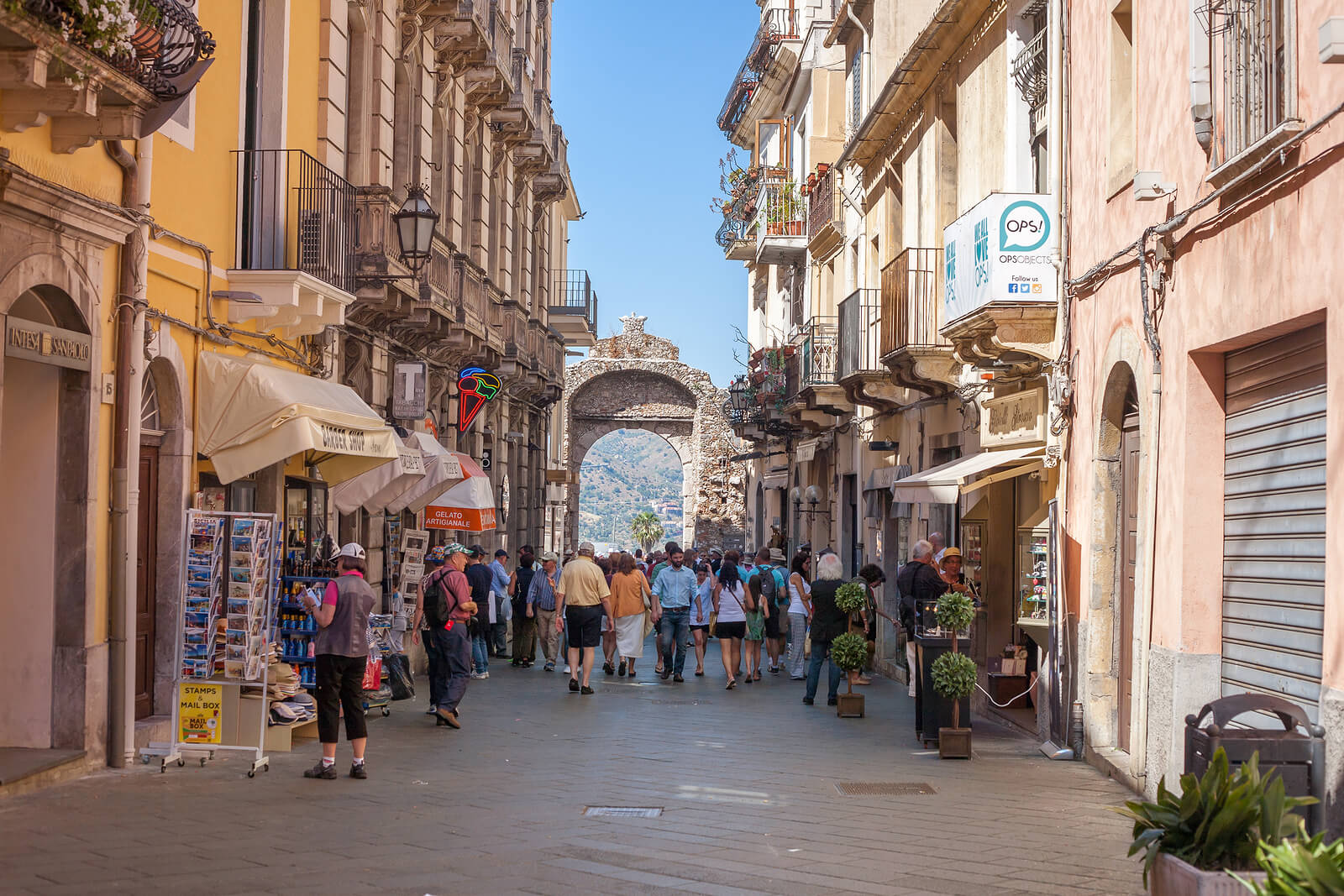 Porta Messina em Taormina - Sicília. Foto: Andras_csontos / Bigstock