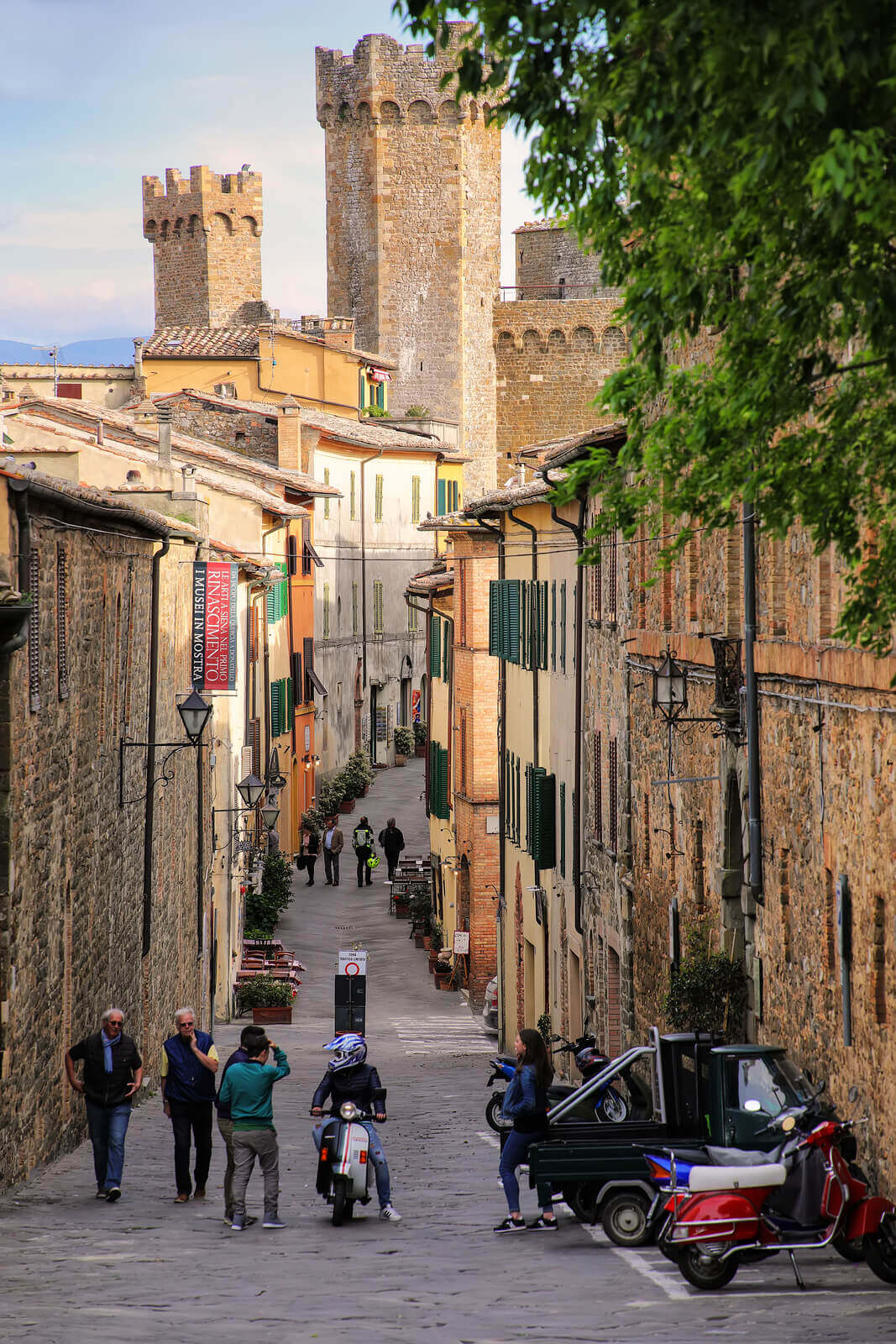 Rua do centro histórico de Montalcino - Toscana. Foto: Donyanedomam / Bigstock