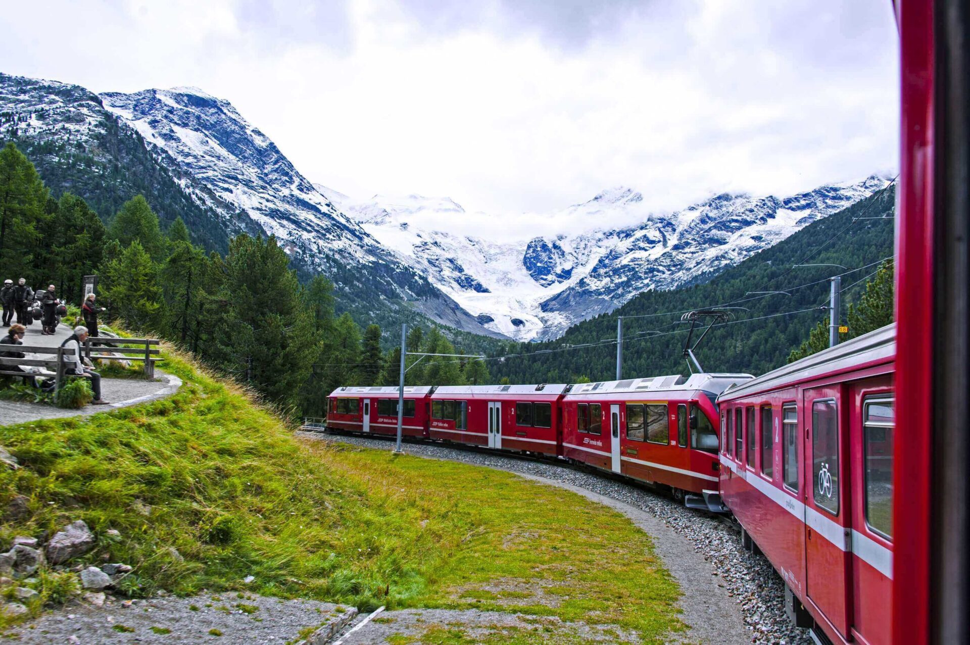 Trem Bernina Express - trajeto de Lugano a Saint Moritz. Foto: Sphraner / Bigstock