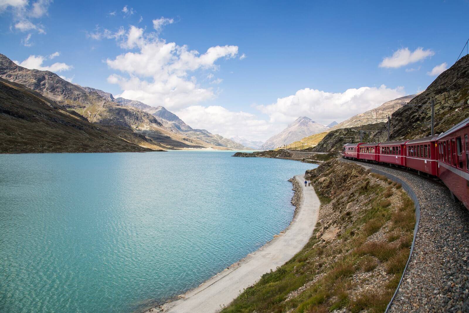 Trem Bernina Express no trajeto de Tirano a Saint Moritz
