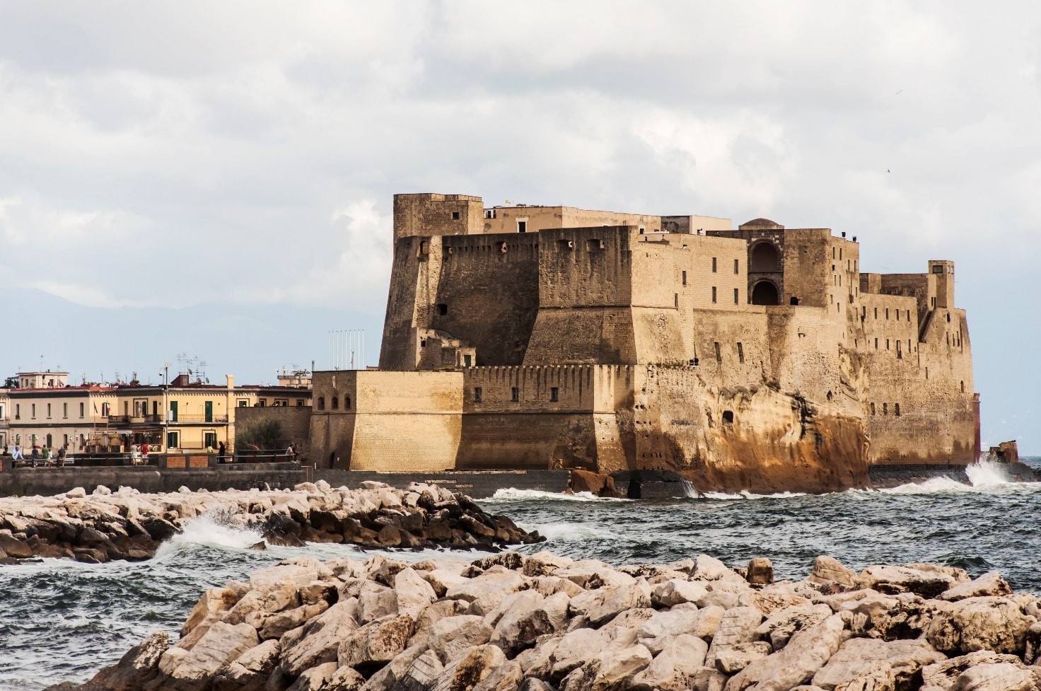 Nápoles. O famoso Castelo do Ovo na orla de Nápoles, dentro qual estaria escondido o ovo-talismã que protege a cidade