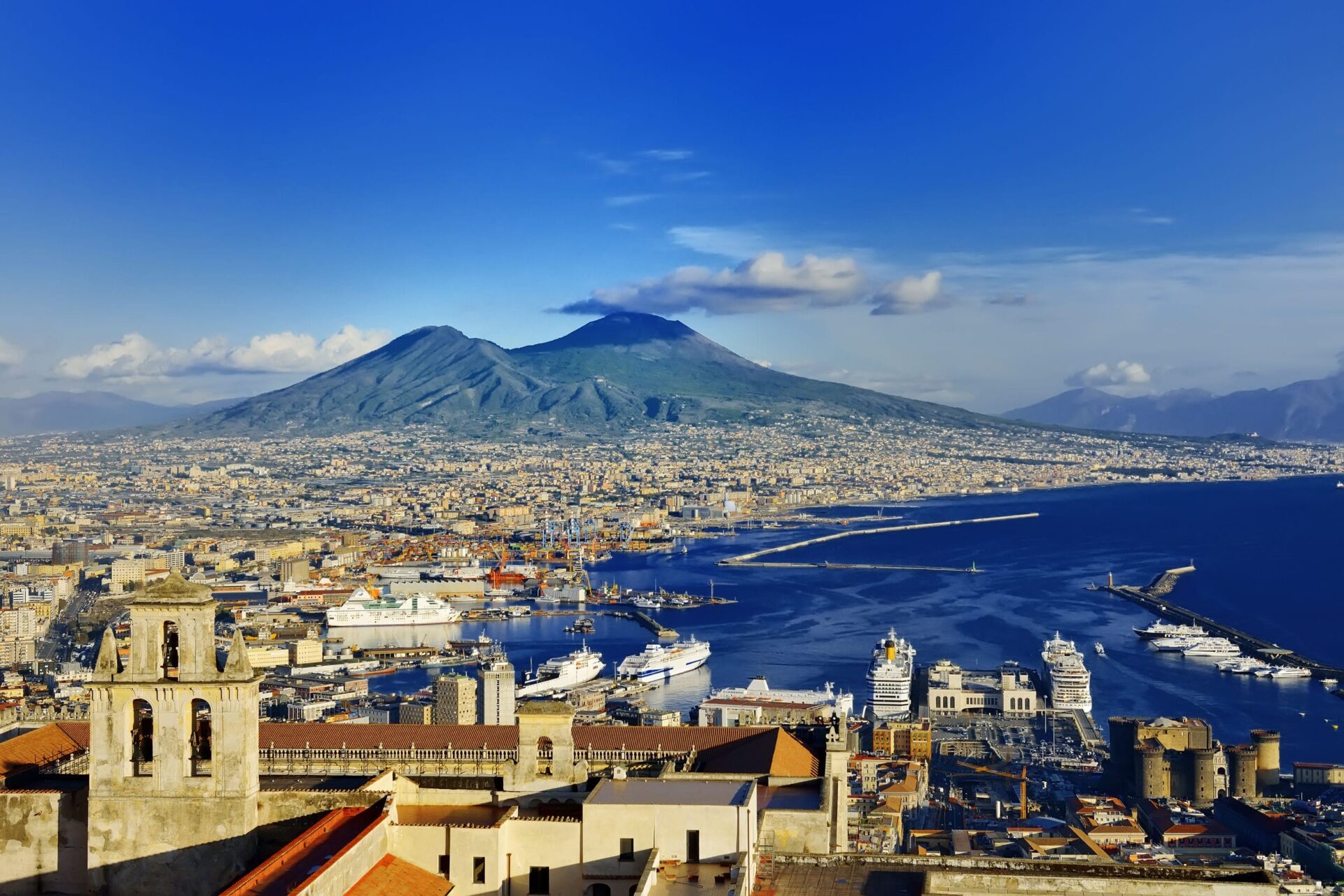 Vista de Nápoles de do seu famoso golfo; atrás, o vulcão Vesúvio