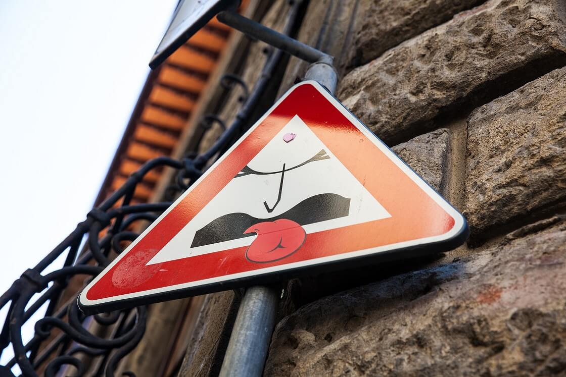 Arte da placa de rua de Florença por Clet Abraham.