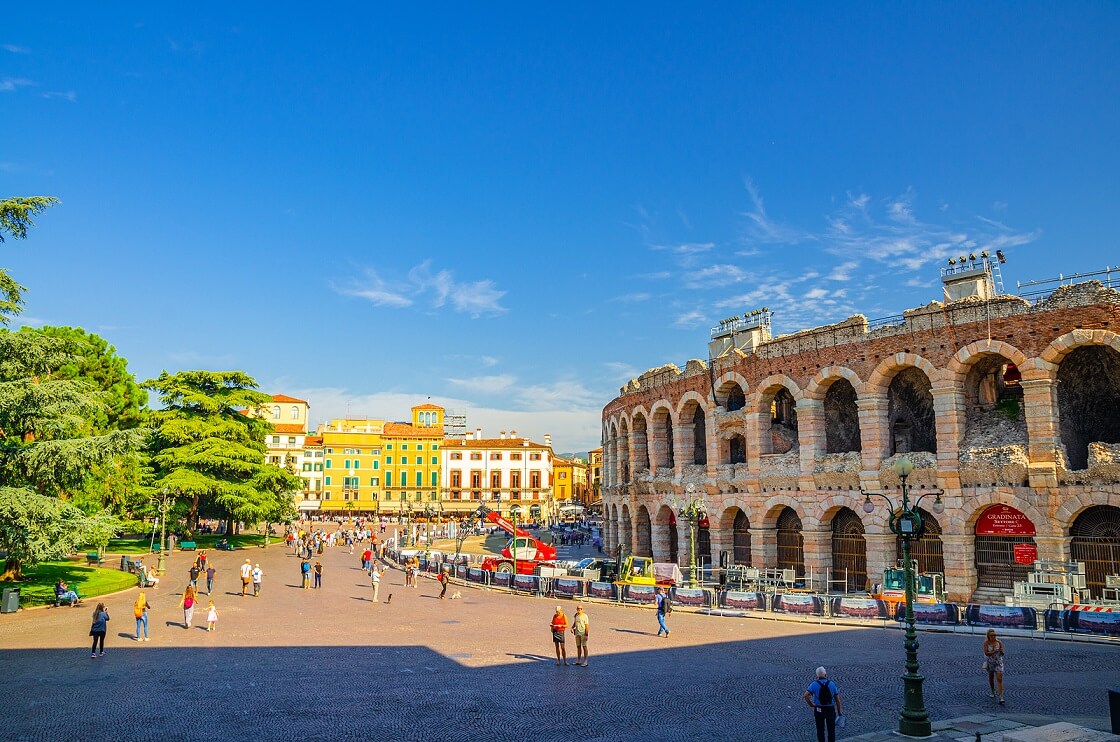 Centro histórico de Verona Piazza Bra e arena, Itália..