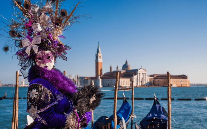 Foliona vestida a caráter durante o Carnaval de Veneza