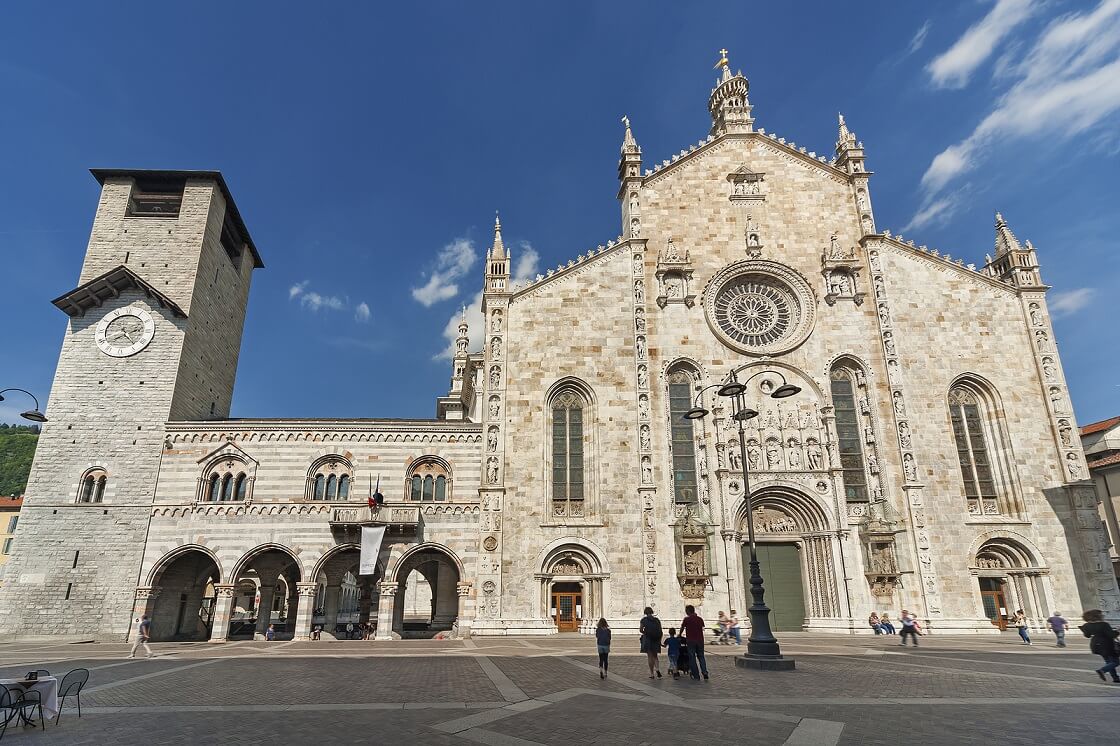 Duomo de Como e Palazzo Broletto - Itália.