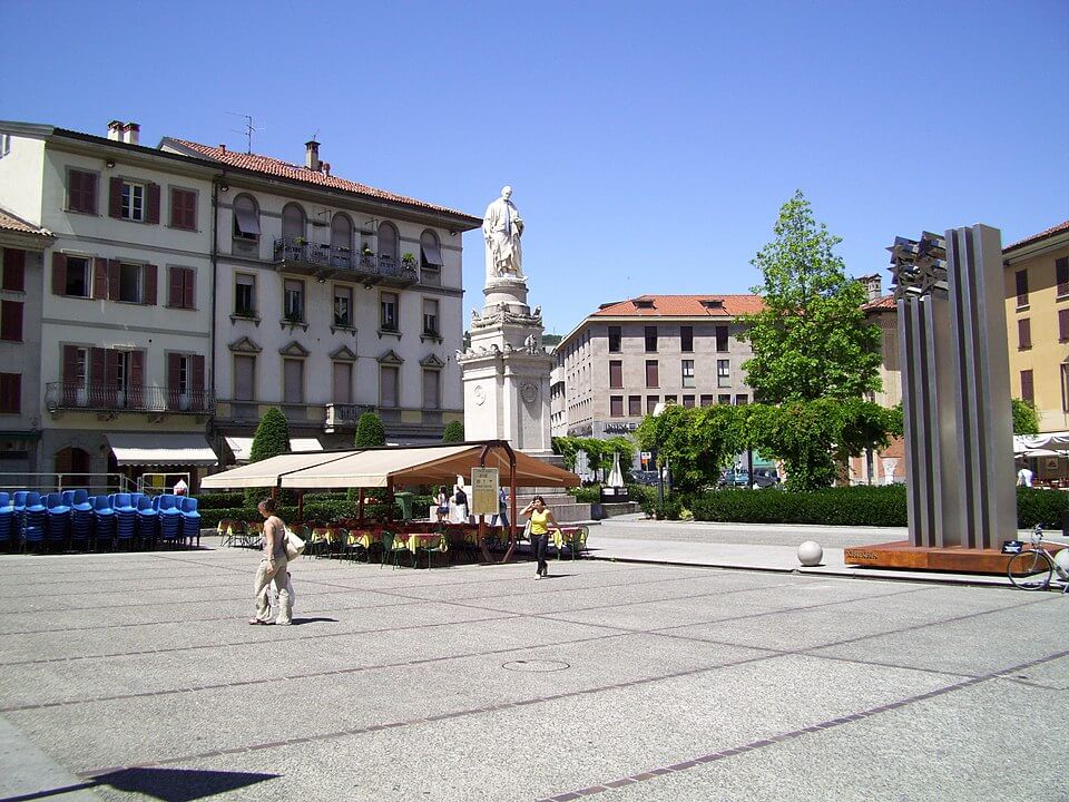 Estátua de Alessandro Volta, na Piazza Volta