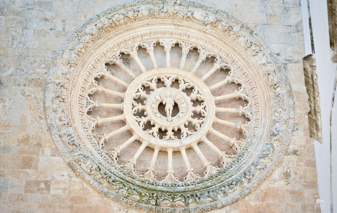 Detalhe da rosácea da Catedral de Ostuni.