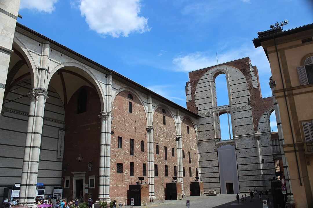 Catedral de Siena, A “fachadona”, resquício do ambicioso projeto de ampliação que nunca foi levado a cabo.