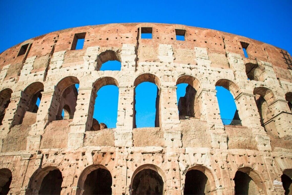 Detalhe buracos fachada do Coliseu de Roma.
