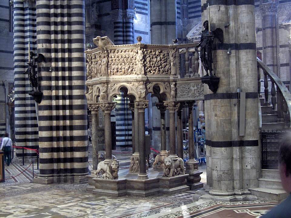 O belíssimo púlpito da Catedral de Siena, obra-prima do escultor Nicola Pisano. 