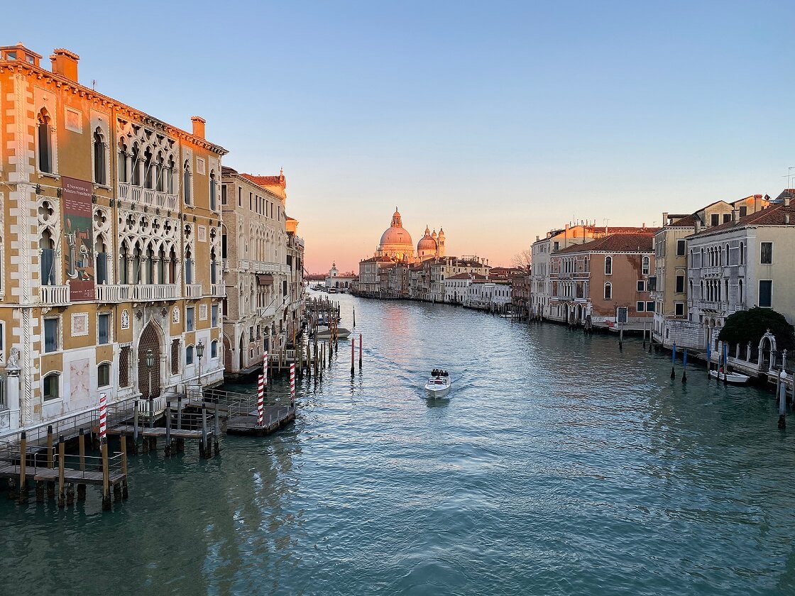 Vista do Grande Canal e da Basílica de Santa Maria della Salute da Ponte dell'Accademia em Veneza.