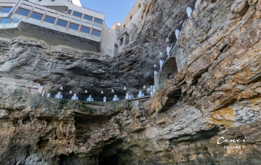 Grotta Palazzese, Polignano a Mare Foto Em Campos to Getty Image, Canva