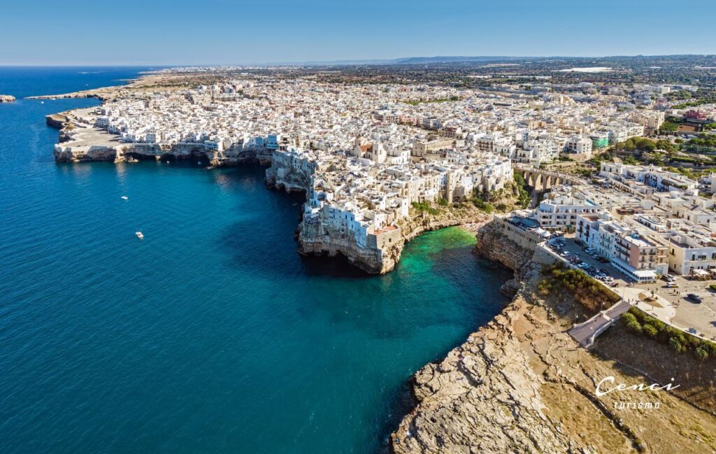 Vista aérea de Polignano a Mare, Puglia. Foto: Sky_Blue de Getty Images Signature / Canva