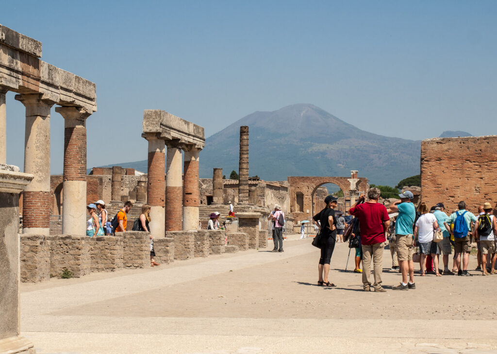 Sítio arqueológico de Pompeia com o vulcão Vesúvio ao fundo. Campania.