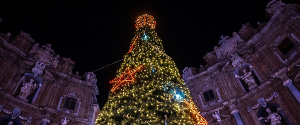 Réveillon na Sicília. Árvore de Natal em Palermo.