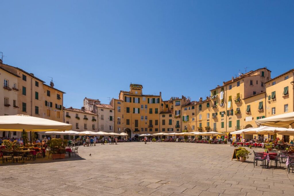 Lucca, Piazza dell’Anfiteatro - Cidades da Toscana.