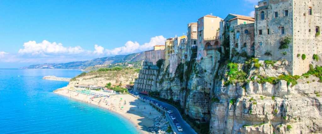 Vista do Santuário de Santa Maria dell'Isola em uma falésia na praia de Tropea