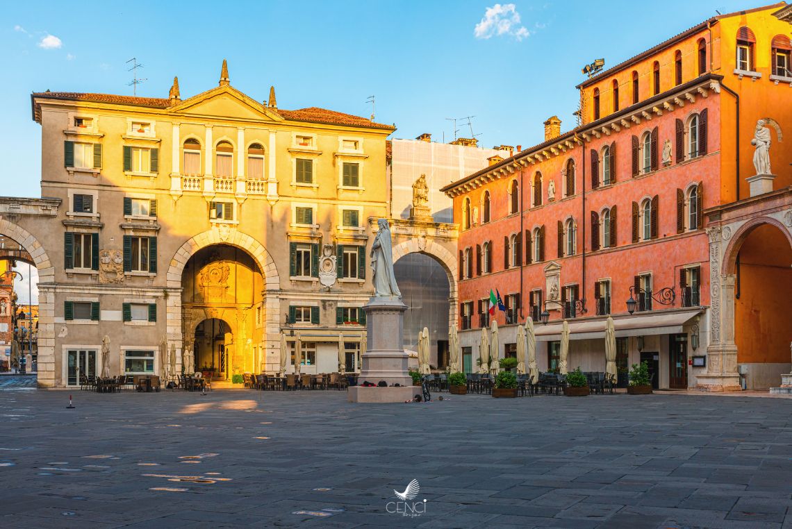 Piazza dei Signori, no centro histórico de Verona, com a estátua de Dante Alighieri. 