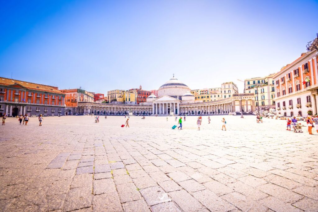 Piazza del Plebiscito, Nápoles - Sul da Itália.