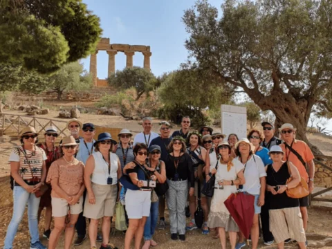 Grupo da Cenci reunido diante das ruínas de um templo