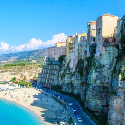 Vista do Santuário de Santa Maria dell'Isola em uma falésia na praia de Tropea