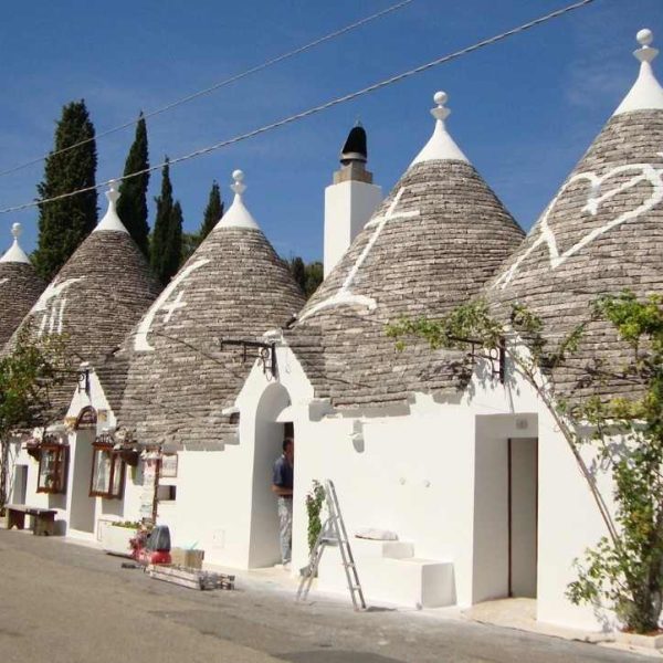 O que fazer na Puglia: 12 cidades incríveis para você visitar na região! - Alberobello – Puglia. Foto: Pixabay / Canva