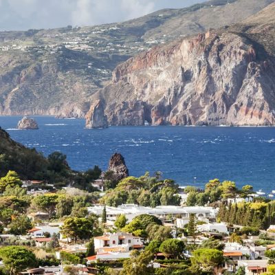 Vista do vulcão ativos nas ilhas Eólias. Foto: Magann / Bigstock